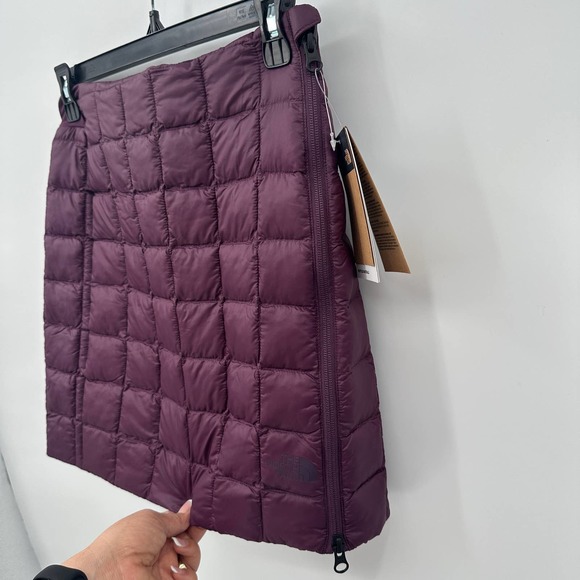 The North Face Women's ThermoBall Hybrid Skirt in Blackberry Wine Size XS - Picture 3 of 5